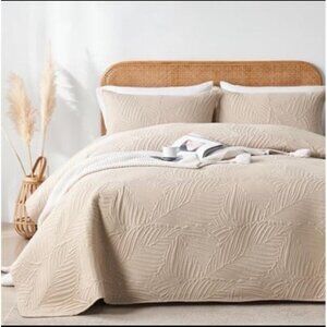 Luxury Beige King Size Leaf Pattern Quilt Set With Shams